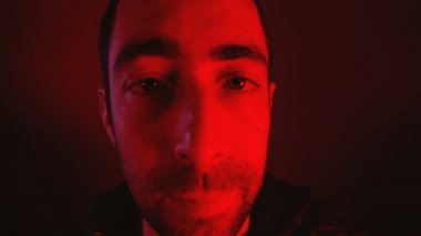 Closeup adamdan üzgün yüz ifadesi ile