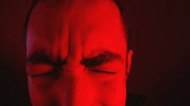 Adam closeup açık kapalı gözleri ve yukarı ve kamera içine arıyorum