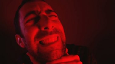 Adam boğulma ve elleriyle boynuna kapma