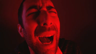 Adam boğulma ve elleriyle boynuna kapma