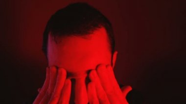 Başını ve acı acı çekmekten gözleri losyonları adamla kapalı