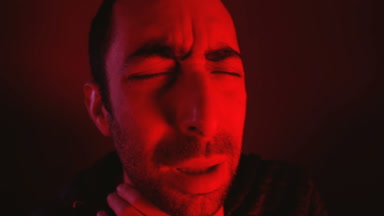 Adam bir astım krizi kullanır inhaler boğuyor ve rahatlama hissediyor