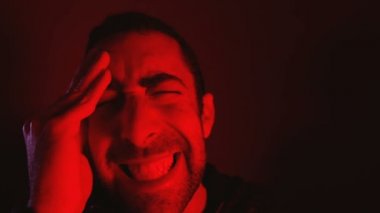 Başını ve acı acı çekmekten gözleri losyonları adamla kapalı