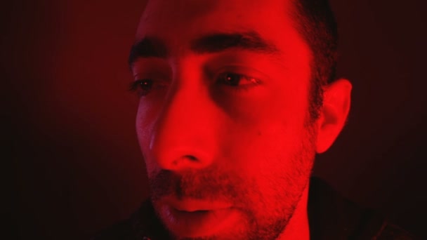 Nahaufnahme eines Mannes mit traurigem Gesichtsausdruck — Stockvideo