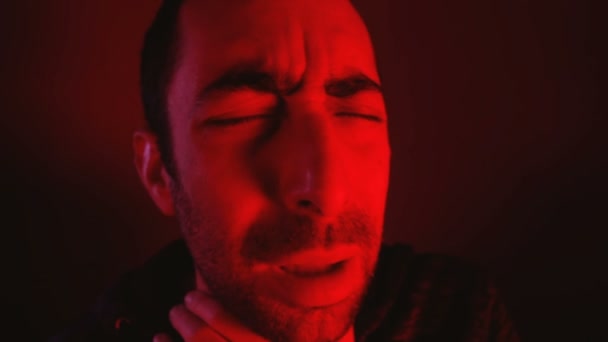 Adam bir astım krizi kullanır inhaler boğuyor ve rahatlama hissediyor — Stok video
