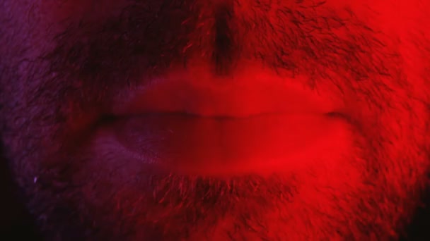 彼の唇にキスを与えることを引っ張った魅惑的な表情で男にクローズ アップ マクロ — ストック動画