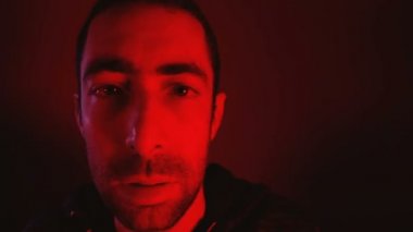 Adam yüksek sesle çığlık öfkeli yüz ifadesi ile