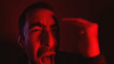 Yüksek sesle çığlık ve jest elini sallayarak kızgın yüz ifadesi olan adam. Ağız açık bağıran bir adam portresi kapatın.