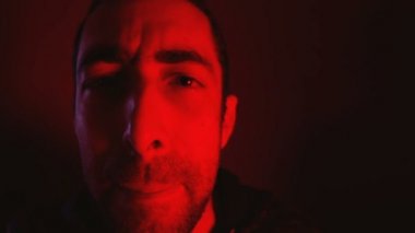 Adam yüksek sesle çığlık öfkeli yüz ifadesi ile
