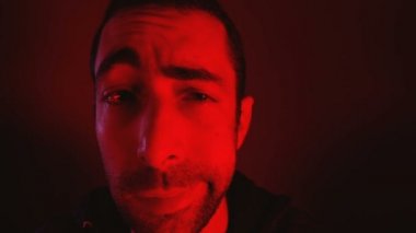 Yakın bir adam portresi ile yapmak değil anlamak ya da katılmıyorum tiksinti ya da tatminsiz kameraya bakarak yüz ifadesi