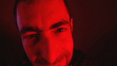 Kameraya bakarak kızgın tiksinti yüz ifadesi ile bir adam portresi kadar yakın