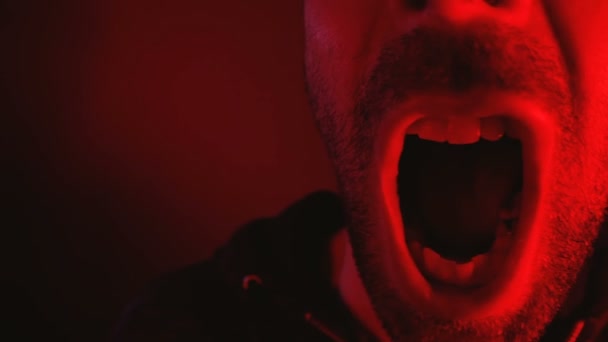 Человек с злобным выражением лица кричит громко — стоковое видео