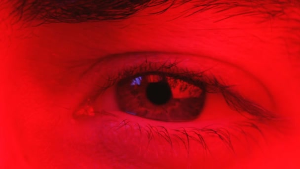 Macro close-up op boze gelaatsuitdrukking van man met zijn oog loensen te bevorderen — Stockvideo