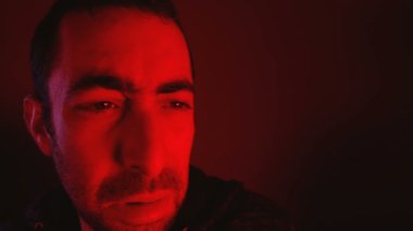 adam kızgın yüz ifadesi ile