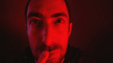 Adam onun dudakları alır bir fikir için parmağıyla düşünceli yüz ifadesi ile yakın çekim
