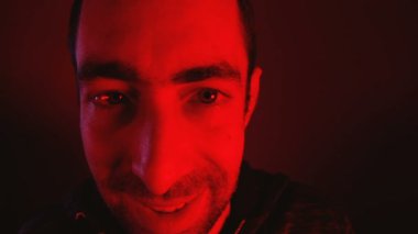 Adam mutlu gülümseyen yüz ifadesi ile