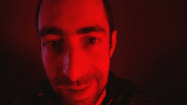 Adam mutlu gülümseyen yüz ifadesi ile