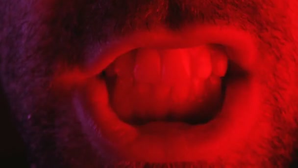 Macro closeup no homem gritando com a boca bem aberta — Vídeo de Stock