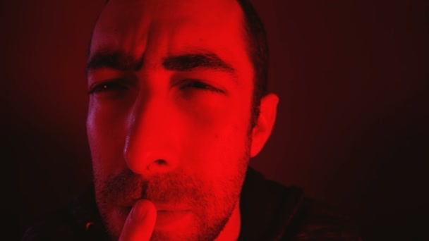 Cerca del hombre con expresión facial pensativa con el dedo en los labios — Vídeos de Stock