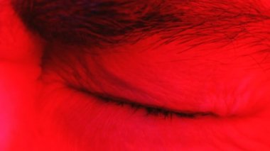 Adam makro closeup açık kapalı gözleri ve yukarı ve kamera içine arıyorum