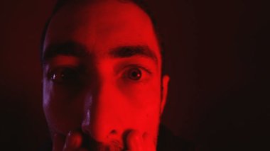 Adam şok yüz ifadesi ile gözleri yan yana taşır.