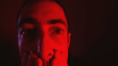 Adam şok yüz ifadesi ile gözleri yan yana taşır.