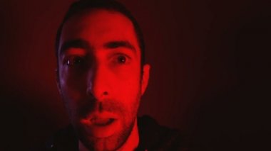 Adam açık ağızlı sürpriz yüz ifadesi ile