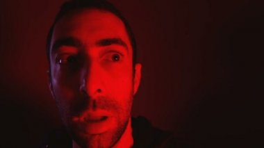 Adam açık ağızlı sürpriz yüz ifadesi ile
