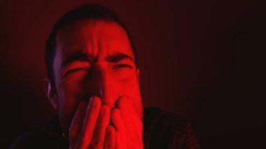 Adam çok korkmuş yüz ifadesi ile