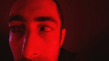 Adam şok yüz ifadesi ile gözleri yan yana taşır.
