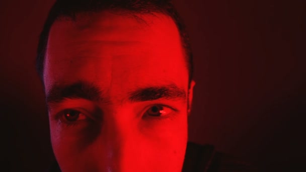 Mand med chokeret ansigtsudtryk bevæger sine øjne fra side til side – Stock-video