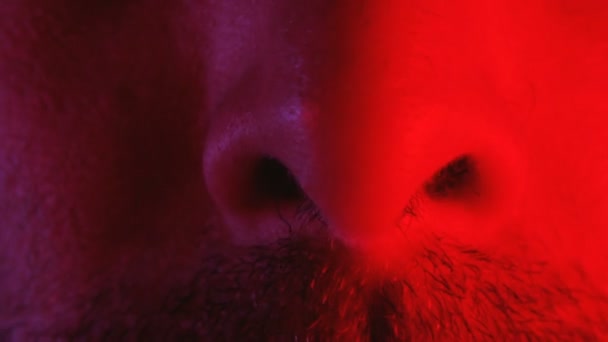 Macro close-up van neus van de man intensief snuiven of ruiken of ademhaling — Stockvideo