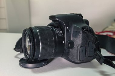 Modern siyah Dslr fotoğraf makinesi beyaz masada closeup.