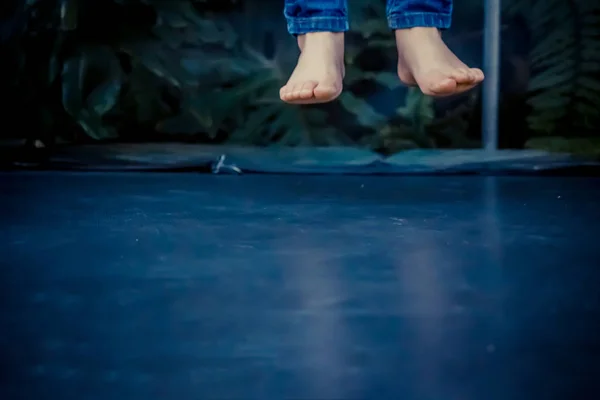 Ноги Плавают Воздухе После Прыжка Батуте — стоковое фото