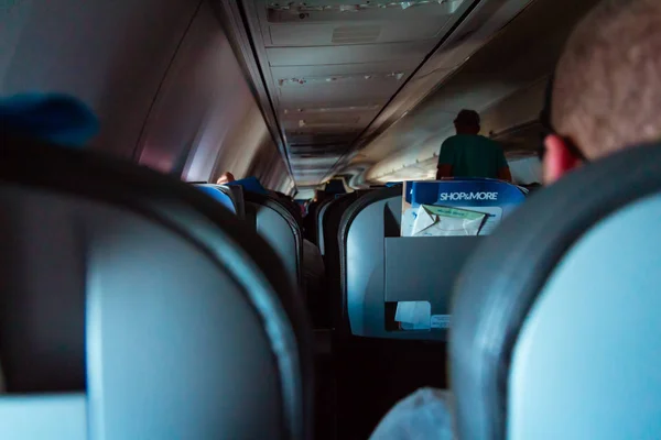 Interior Del Avión Pasajeros Con Personas Asientos — Foto de Stock