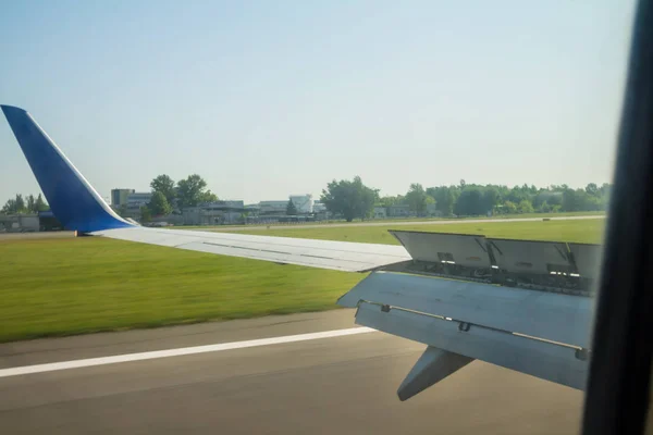 Ala Del Avión Durante Aterrizaje Con Solapas Pista — Foto de Stock