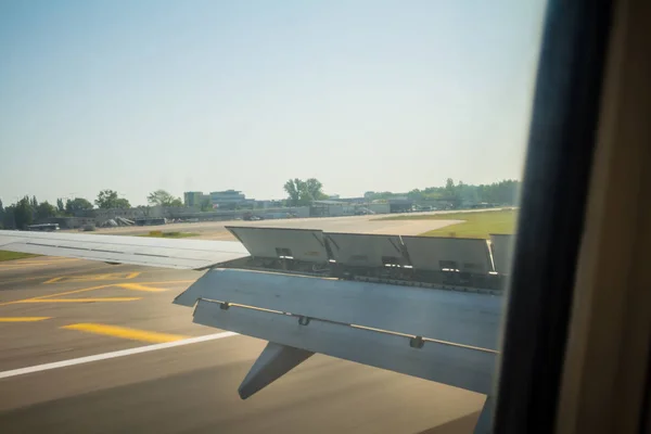 Ala Del Avión Durante Aterrizaje Con Solapas Pista — Foto de Stock