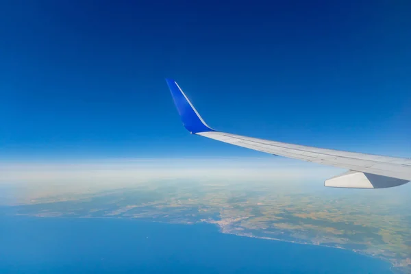 Avión Ala Cielo Sobre Mar Tierra — Foto de Stock