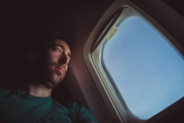Hombre Pensativo Mirando Por Ventana Avión — Foto de Stock