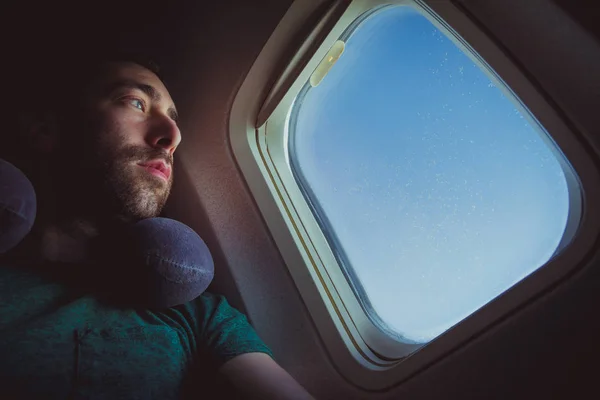 Hombre Pensativo Con Almohada Cuello Mirando Por Ventana Avión — Foto de Stock
