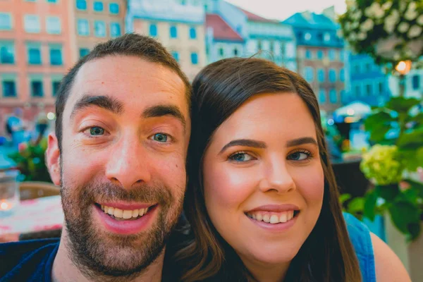 Glückliches Junges Paar Beim Selfie Mit Smartphone Oder Kamera Auf — Stockfoto