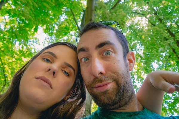 Glückliches Junges Paar Beim Selfie Mit Smartphone Oder Kamera Park — Stockfoto