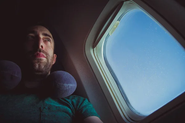 Hombre Pensativo Con Asiento Almohada Cuello Junto Ventana Avión — Foto de Stock