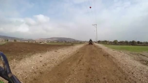 Çamurlu Toprak Road Atv Binmek Birbirini Izleyen Iki Atv Araçlar — Stok video