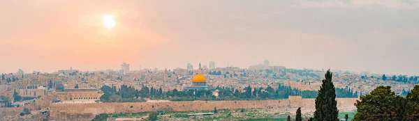 Vista panorámica de la ciudad vieja de Jerusalén y el Monte del Templo durante una dramática puesta de sol colorida — Foto de Stock