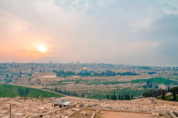 Панорамный вид на старый город Иерусалима и гору Иль во время впечатляющего цветного заката — стоковое фото