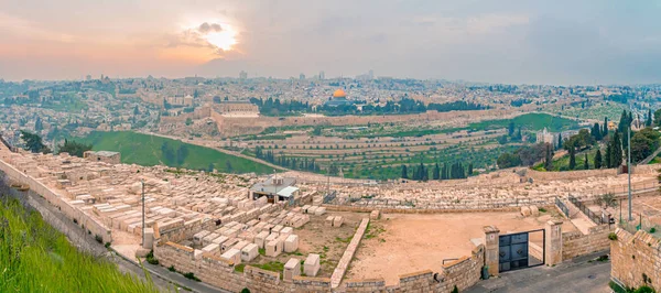 Панорамный вид на старый город Иерусалима и гору Иль во время впечатляющего цветного заката — стоковое фото