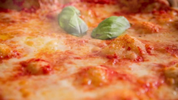 熱いイタリアのピザから放出される煙のシネマグラフ 熱いチーズが泡立っている 伝統的なイタリア料理 閉じます 選択的焦点でループ — ストック動画