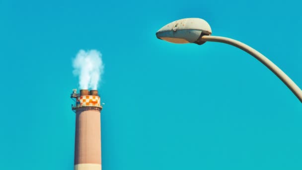 Cinemagraph Smoke Emitted Chimney Reading Power Plant Modern Street Lamp — Stock Video