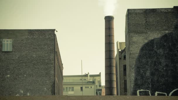 旧厂房工业砖烟囱冒出的烟的电影图 它位于德国柏林 — 图库视频影像